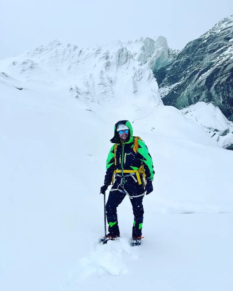 Matthieu Valade au sommet du Huayna Potosí, Bolivie, à plus de 6000 mètres d'altitude