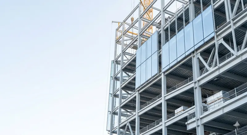Structure métallique d'un bâtiment en construction — visuel de ContrasteBTP